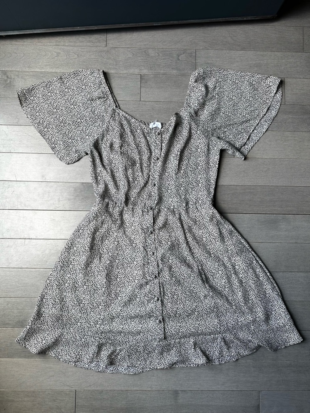 Women’s Sienna Sky White Dotted Ruffled Flowy Flutter Sleeves Button Dress LG
